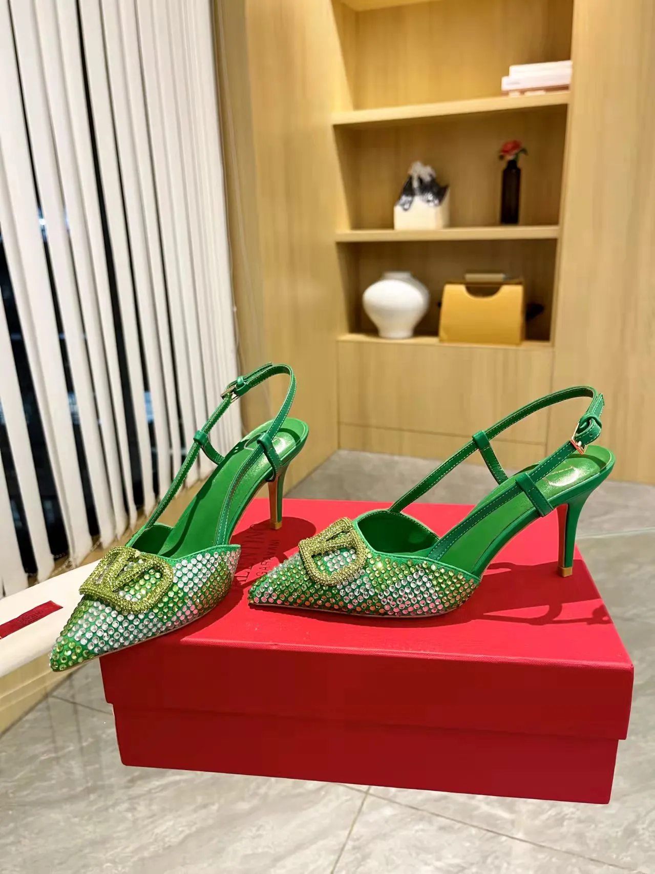 👟👟Ex-factory price 440👟👟 Genuine leather sole + 40 Kloesch diamond buckle Valentino.Valentino big v buckle single shoes ㊙️Latest series of counter genuine version with perfect details. Authentic products are made one to one. All details are consistent with genuine ones. The upper foot is very pedicure type. The key point is that it is very good and easy to control. It does not wear the feet and does not tire the feet. It is a walking artifact. The last shape is completely compared to the counter. The details are perfect. It is impossible to make such an exquisite product without the original version. Exclusive molded brass color. The highest version on the market. Fabric: imported sheepskin, lining and foot pads are all sheepskin. Color: 13 colors available. Sizes (34 to 42). Customized size 34 and 42. Non-returnable and non-exchangeable. Heel height: 7CM. Rubber sole. Genuine leather sole +40